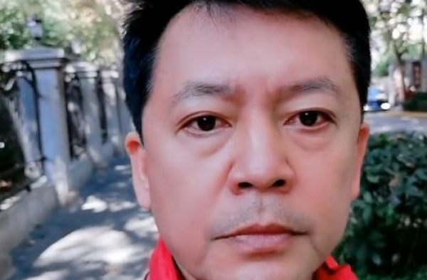 57岁何政军罕晒近照，头发乌黑似壮年小伙，走在街上没人认出来