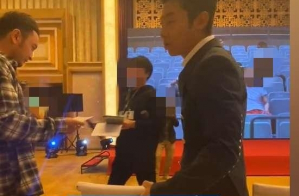 撒贝宁太自信，自称主持时不用手卡！与尼格买提互动笑翻众人
