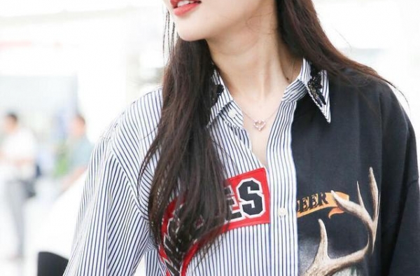 李小璐可真嫩，白裤子白鞋清纯如少女，这样子一般人学不来