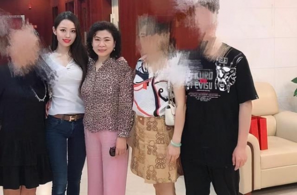 吉娜怀孕后受宠，走路插裤兜还挽郎朗手臂，婆婆跟身后不吃醋