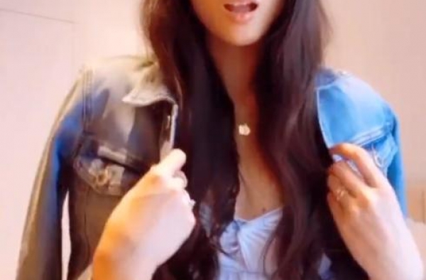 李小鹏娇妻李安琪罕见晒换装照，肚子隆起明显，网友调侃像怀孕