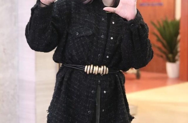 钟丽缇穿小香风收腰外套现身机场，大眼迷人不断放电，超有气质
