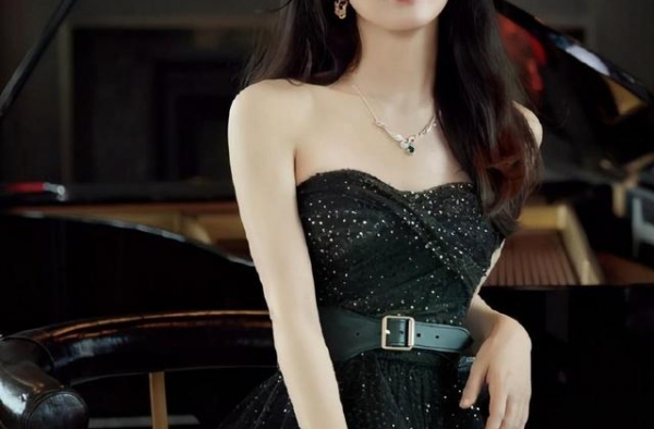 33岁的赵丽颖，怎么看都宛如18岁少女，她的保养秘籍，你练吗