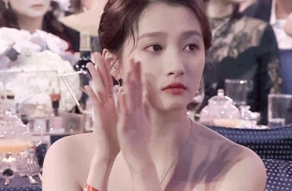 迷人计丨关晓彤抛弃傻白甜真对了！有脑子的美女才好看