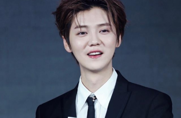 鹿晗亮相发布会现场，没有修图师帮他P图，30岁的脸蛋没搞错吧