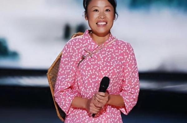 飘了？草帽姐商演人气爆棚，她的一个动作却被指责很“不雅”