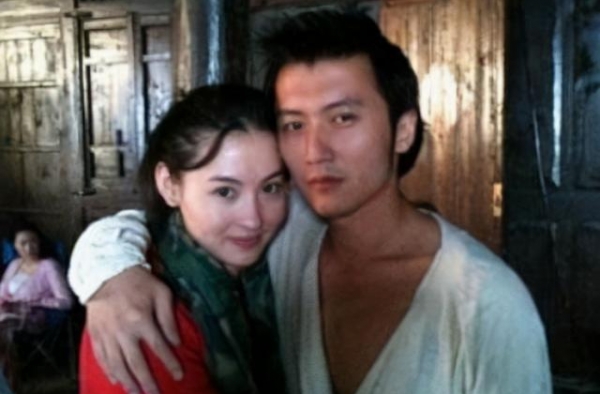 张柏芝依偎在大儿子怀里，网友错看成谢霆锋：完美遗传爸妈的优点