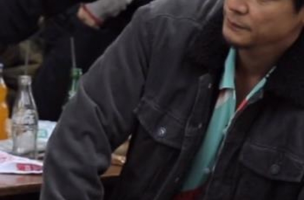 46岁吴彦祖撞脸苏大强，皮肤松弛皱纹明显，半裸肌肉显硬汉本色