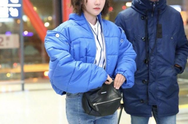 杨蓉穿蓝色羽绒服配牛仔裤走机场，摩卡波波头发型超时尚，好美呀