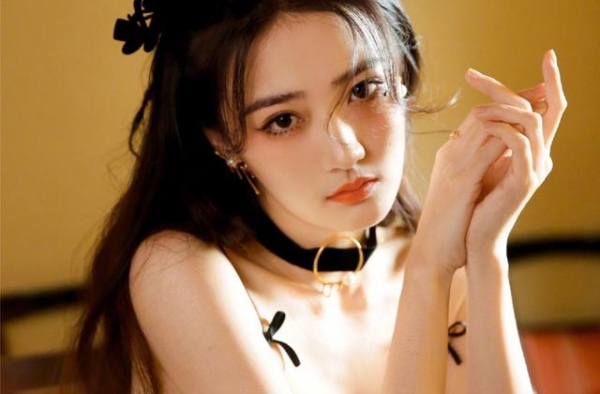 辣妹徐璐，性感礼服秀身材，真是亮眼