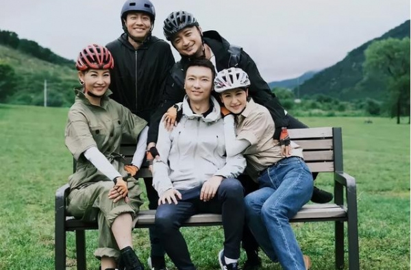漂亮女主持趴康辉身上亲密合影引热议：有修养的人，从不急着站队