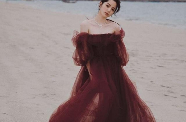 欧阳娜娜带妹妹走机场，姐妹俩素颜嫩出水，15岁妹妹撞色更抢镜