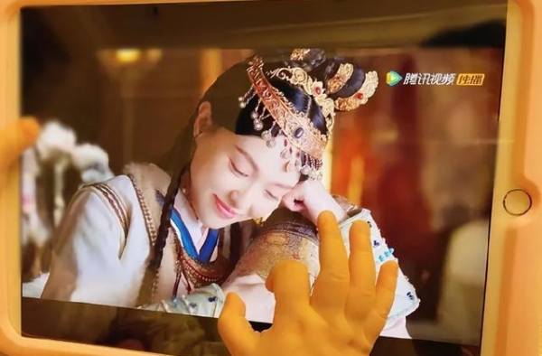 唐嫣晒女儿追剧照，评论区因肖战沦陷，这波操作怨谁呢？