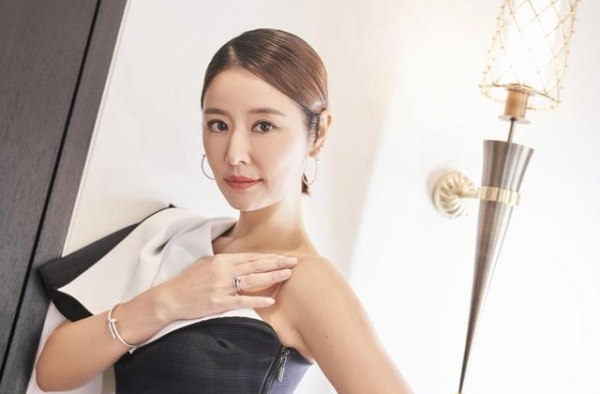 林心如玩太嗨对老公贴身热舞，细腰长腿凹凸有致，被指像夜店舞女