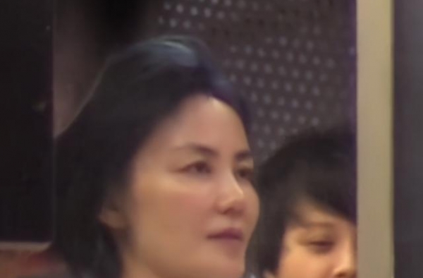 王菲现身理发店做头发，51岁剪萝莉头还挑染发色，是个潮奶奶