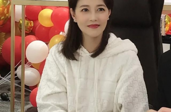 周海媚晒工作近照，54岁穿卫衣搭牛仔裤，活的像个年轻人