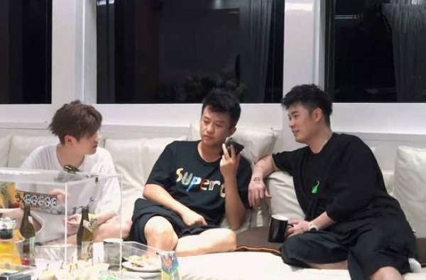 鹿晗用裤衩擦嘴，新综艺开播他连上两条热搜，跑男三兄弟重新相聚