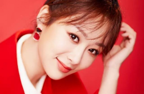 杨紫越来越美，穿红色大衣配高跟短靴变摩登女郎，好身材惊艳四座
