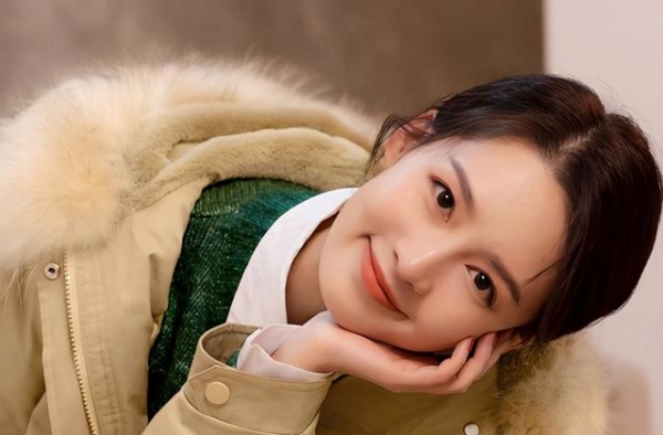 李沁状态说是18岁没问题！深秋穿搭十分显嫩，像极了校园小姐姐