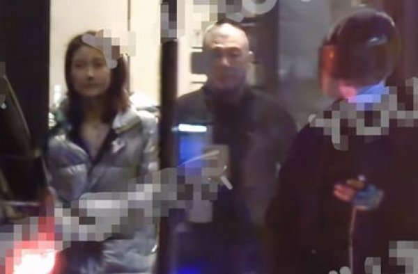 冯小刚与《芳华》女主聚餐大佬范十足，女方鞠躬送别毕恭毕敬