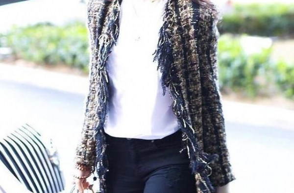 刘亦菲终于换风格，流苏大衣内搭白T恤亮相，棒球帽时髦又减龄