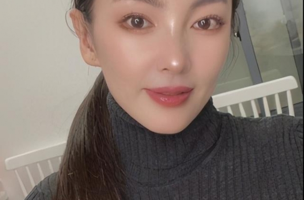 张雨绮神驾驭 鲜艳黄绿色 眼影！　满意喊：人间奇异果本人