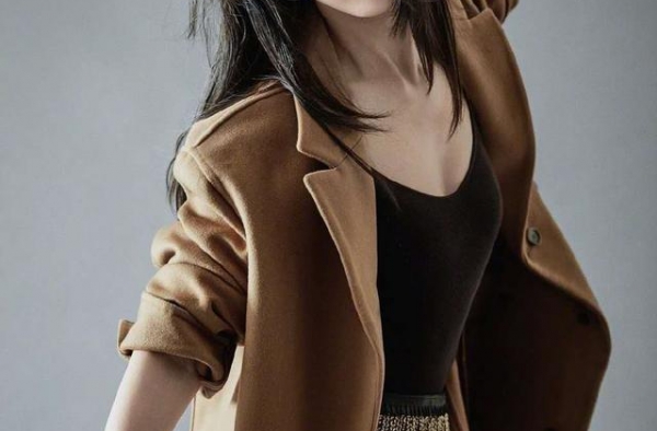 41岁汤唯白色连衣裙+卷发，网友：当初的女神去哪了？