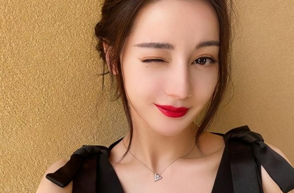 迪丽热巴换了发型像换张脸！长直发＋妹妹头 瘦到双颊都凹了