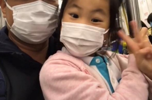 51岁董勇近照老态，与5岁女儿出行无人识，没人气还是太低调？