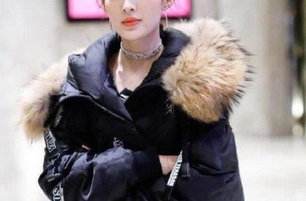 李沁越来越潮了，黑色长款棉服+凉高跟，又一次把机场当秀场