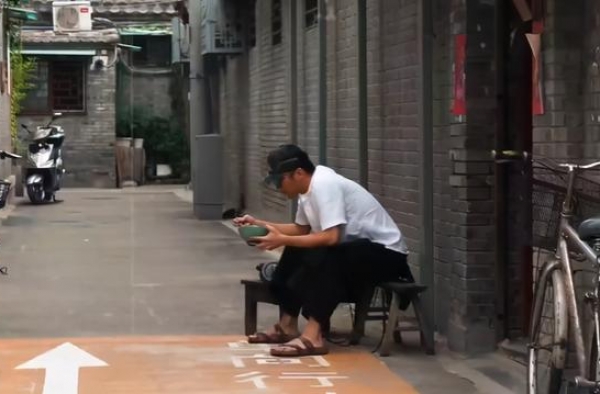 40岁谢霆锋独自外出就餐，吃路边小摊超节俭，与王菲感情惹质疑