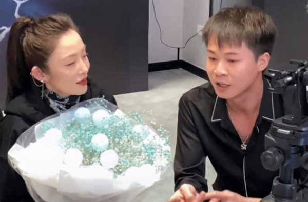 52岁张敏疑似准备复出？现身知名网红直播间，变化太大难辨认