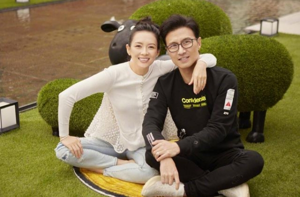 章子怡汪峰夫妇低调出街，十指紧扣大秀恩爱，还帮忙给粉丝拍照