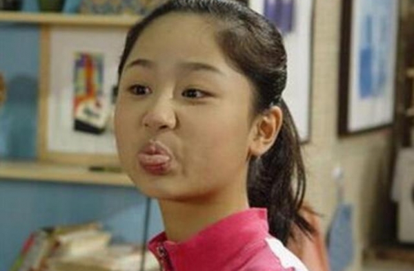 杨紫摔倒登顶热搜，为什么有人说她在卖傻白甜人设？