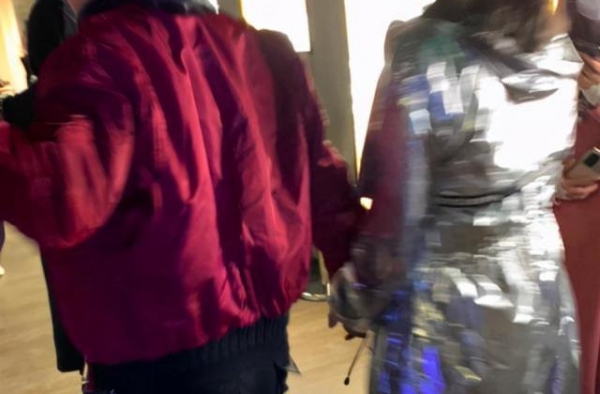 审美被汪峰同化？章子怡浮夸大衣闪瞎眼，与汪峰十指相扣秀恩爱