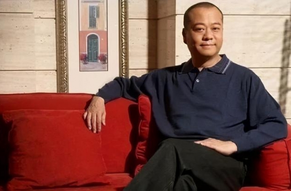 “嫁”给富婆的港剧视帝，59岁膝下无子，想比妻子活更久