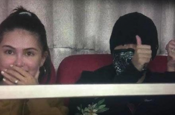 又撒狗粮！周杰伦昆凌合体看球赛 对镜头大方比V