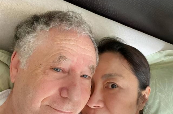 甜蜜！爱情长跑17年，杨紫琼庆祝与74岁男友拍拖6000天