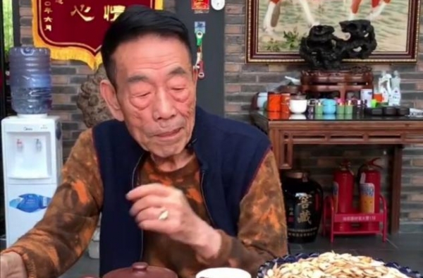 杨议与88岁父亲杨少华同框，身后院子朴素，不起眼藏品却值千万