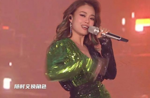 晚会翻车大赏：尚雯婕发福脸肿，黄龄油到发光，马伯骞皮草显廉价
