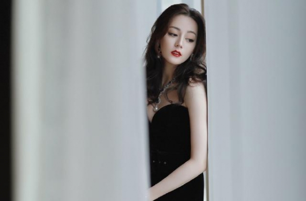 迪丽热巴身穿丝滑无痕裙又美又飒，人比花娇，肆意散发独特吸引力