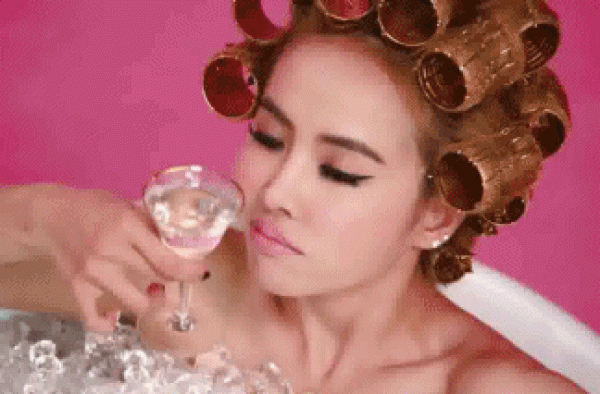 穿连体裤的蔡依林太暴露年龄了，大红色显土味，终于相信她39岁