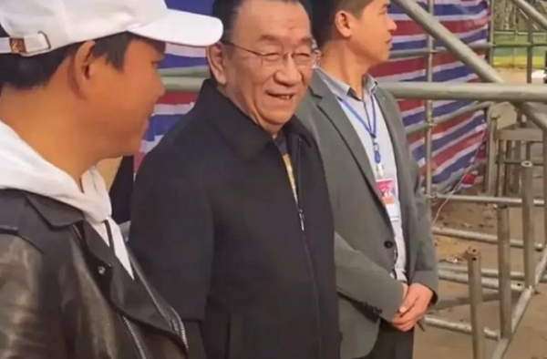 74岁侯耀华商演价格引热议，难道打工挣钱也有错？