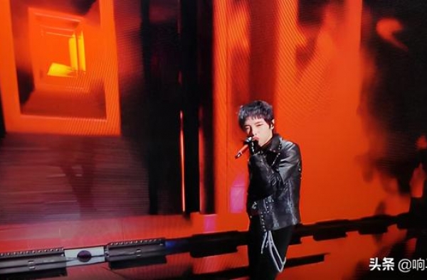 华晨宇双十一狂欢夜演绎《斗牛》，红与蓝的博弈，火与水的交织