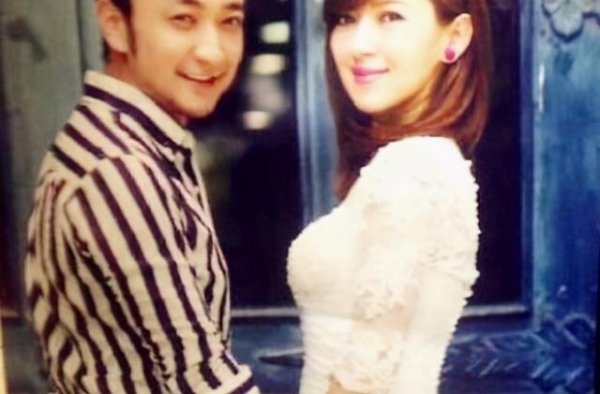 尼格买提妻子近照曝光，肤白貌美气质好，夫妇五年无合影无互动