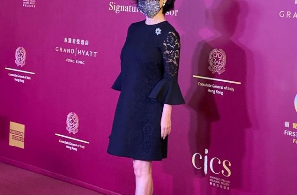 58岁何超琼再次艳压群芳，黑色蕾丝裙配飞尾短发，胸针显真名媛