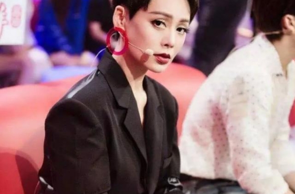宁静混血儿子曝光，22岁成大长腿型男，完美继承父母优点