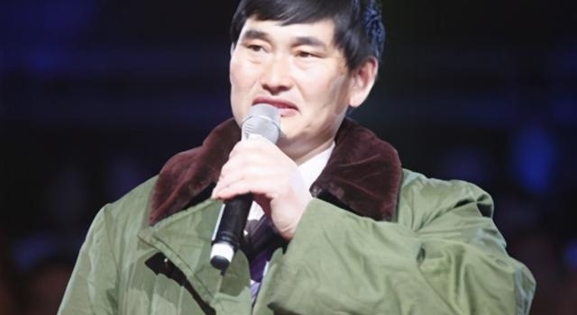大衣哥女儿拿快递遭群拍，因不配合拍摄，被人直接拽头发