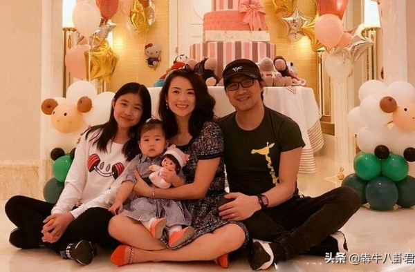 汪峰章子怡深夜看演唱会，两人十指紧扣，网友表示又相信爱情了