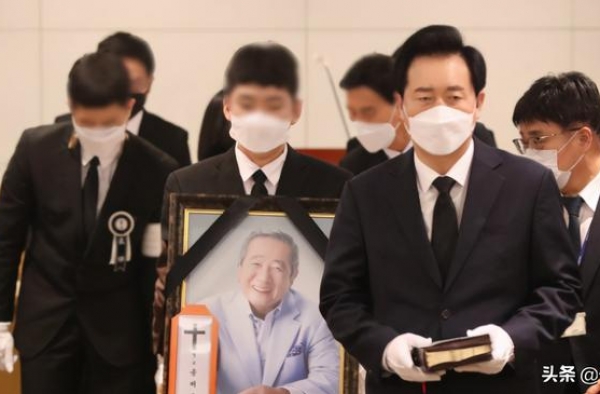宋在浩出殡仪式举行，亲友们悲痛送别